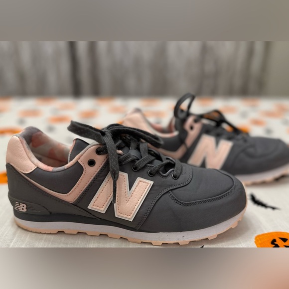 New Balance 574 gray and pink shoes - Picture 1 of 9